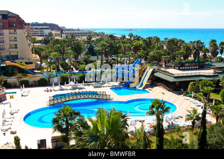 Hotel-Schwimmbad mit Wasserrutsche in Alanya, Türkei Stockfoto