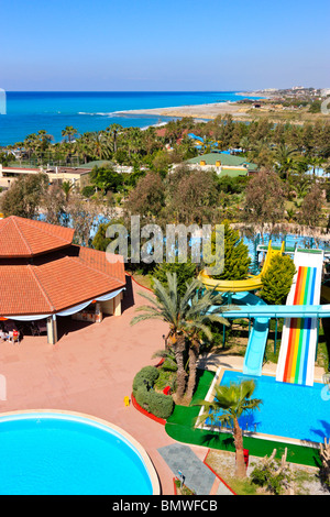 Hotel-Schwimmbad mit Wasserrutsche in Alanya, Türkei Stockfoto