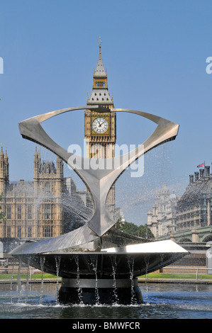 Teil von Revolvierenden Edelstahl Wasserspiel Brunnen & Kunst Skulptur von Naum Gabo im St. Thomas Hospital als Rahmen zu Big Ben Clock Face London UK Stockfoto