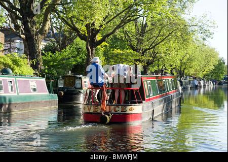 Narrowboat reisen hinunter die Regents Canal bei Klein-Venedig, London, England, UK Stockfoto