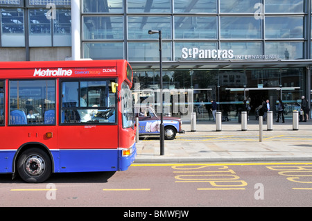 Bushaltestelle und Taxistand vor dem Bahnhof St. Pancras International Bahnhof Stockfoto