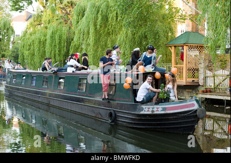 Narrowboat reisen hinunter die Regents Canal in Camden, London, England, UK Stockfoto