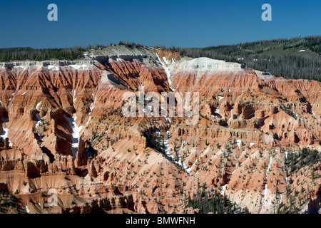 Verschneiten Klippen im Juni, Cedar Breaks, Utah Stockfoto