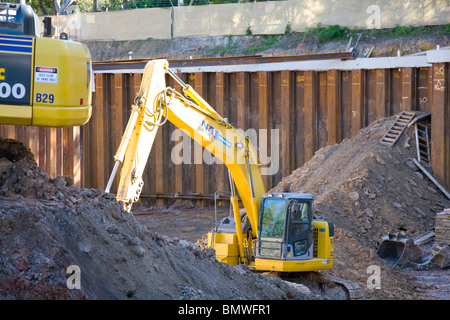 gelbe Bagger Baumaschinen auf einer Baustelle Stockfoto