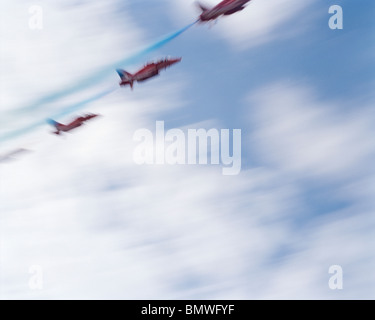 Die Hawk-Jets von der "Red Arrows" der britischen Royal Air Force aerobatic Team machen einen Low-Level-Pass durch Sommerhimmel. Stockfoto