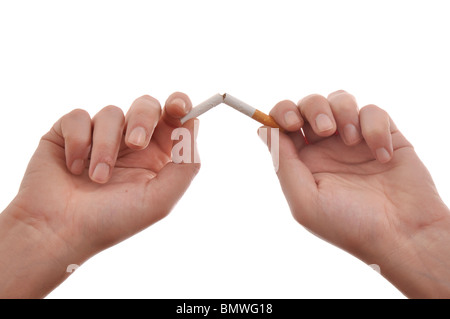 Raucherentwöhnung, brechen die Hände eine Zigarette. Stockfoto