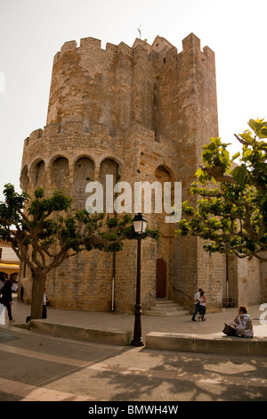 befestigte Kirche Notre Dame De La Mer am Les-Saintes-Maries-de-la-Mer Stockfoto