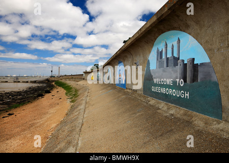 Willkommen bei Queenborough Wandbild auf Küstenschutzes gemalt. Stockfoto