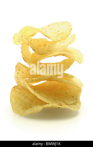 Stapel von unregelmäßiger Form knusprige Kartoffelchips auf weißem Hintergrund Stockfoto