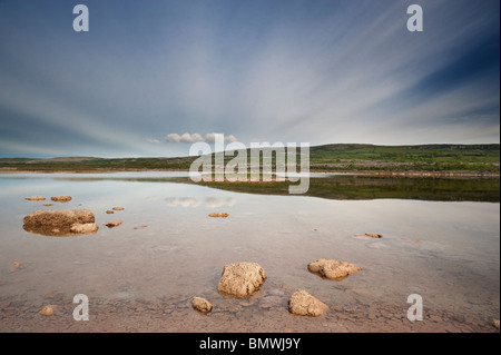 Gortllecka See, in der Nähe von Mullaghmore, in the Burren Nationalpark, Co Clare, Irland Stockfoto