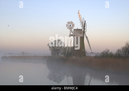 TURF FEN WIND PUMPE IM MORGENGRAUEN WIE HILL AUF DEM FLUSS ANT. NORFOLK BROADS Stockfoto