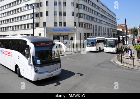 Drei National Express Coaches außerhalb Victoria coach station Stockfoto