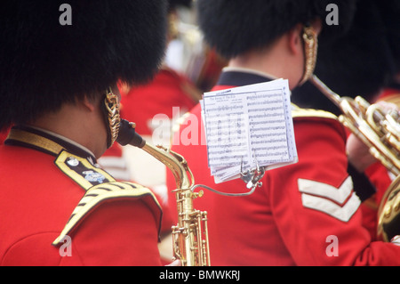 Trooping die Farbe 2010 Nahaufnahme von Bandmitglied Musizieren im Hof des Buckingham Palace London England UK Stockfoto