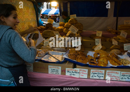 Marktplatz-Brot-Stall Cambridge England UK Europe Stockfoto