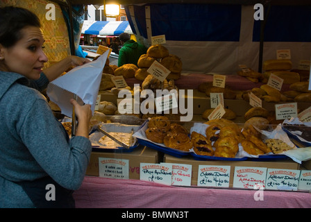 Marktplatz-Brot-Stall Cambridge England UK Europe Stockfoto