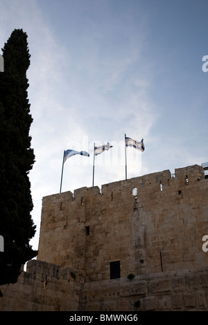 Flaggen auf Wall in der Altstadt von Jerusalem Stockfoto