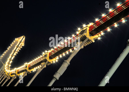 Leuchten in der Abenddämmerung, Chelsea Bridge, London, Vereinigtes Königreich Stockfoto