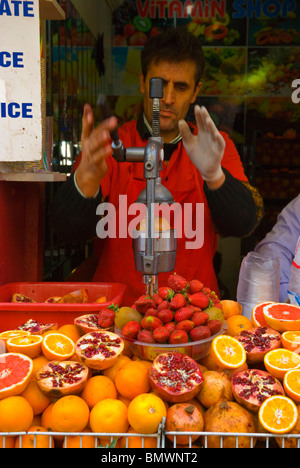 Frisch gepressten Saft Obstverkäufer Beyoglu-Istanbul-Türkei-Europa Stockfoto