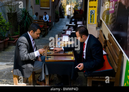 Zwei Männer spielen Backgammon in einem Café Beyoglu Istanbul Türkei Mitteleuropa Stockfoto