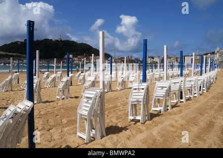 Liegestühle am Playa De La Concha, San Sebastian, Spanien Stockfoto