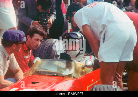 Graham Hill im Cockpit seines Lotus Cosworth 49 vor der 1968 Spanien Grand Prix in Jarama, die Hügel gewonnen. Stockfoto