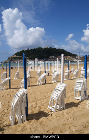 Liegestühle am Playa De La Concha, San Sebastian, Spanien Stockfoto