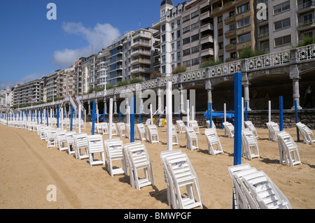 Liegestühle am Playa De La Concha, San Sebastian, Spanien Stockfoto