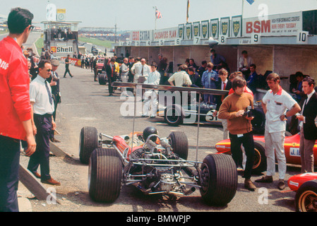 Graham Hill im Lotus-Cosworth 49, der Pole für die 1968 British Grand Prix in Brands Hatch qualifiziert, aber schied in Runde 26 Stockfoto