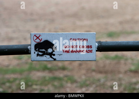 A "nicht cross" Warnzeichen im Mysore Zoo. Stockfoto