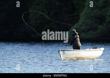 Person eine Angelschnur vom Boot auf Lockwood Beck Behälter gießen Stockfoto