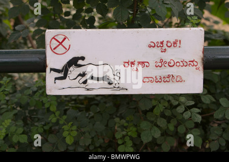 A "nicht cross" Warnzeichen im Mysore Zoo. Stockfoto