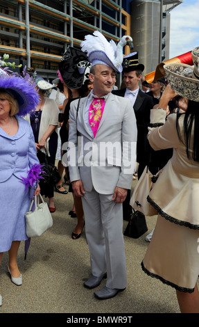 Royal Ascot Berkshire extravagante Kopf Mode getragen von Racegoers UK Sommersaison Stockfoto