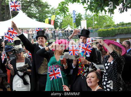 Royal Ascot Berkshire - lassen Sie Racegoers den traditionellen Tag Singsang an der Musikpavillon mit Union Jack-Flaggen zu wave Stockfoto