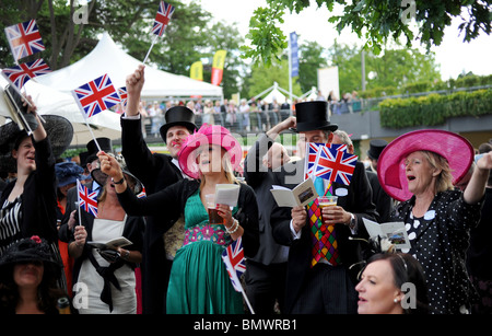 Royal Ascot Berkshire - lassen Sie Racegoers den traditionellen Tag Singsang an der Musikpavillon mit Union Jack-Flaggen zu wave Stockfoto