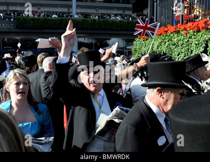 Royal Ascot Berkshire UK - lassen Sie Racegoers den traditionellen Tag Singsang an der Musikpavillon mit Union Jack-Flaggen zu wave Stockfoto