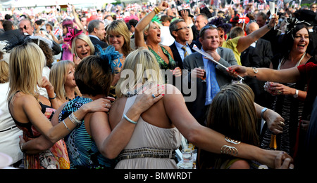 Royal Ascot Berkshire - lassen Sie Racegoers den traditionellen Tag Singsang an der Musikpavillon mit Union Jack-Flaggen zu wave Stockfoto