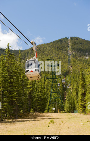 Ein Blick hinauf Sulphur Mountain zeigt die Gondeln, Banff, Alberta, Kanada Stockfoto