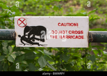 A "nicht cross" Warnzeichen im Mysore Zoo. Stockfoto