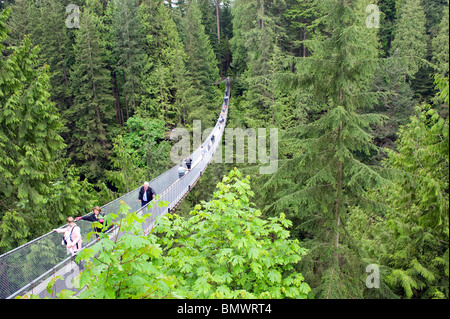 Menschen, die zu Fuß über die Capilano Suspension Bridge in Vancouver, Kanada Stockfoto