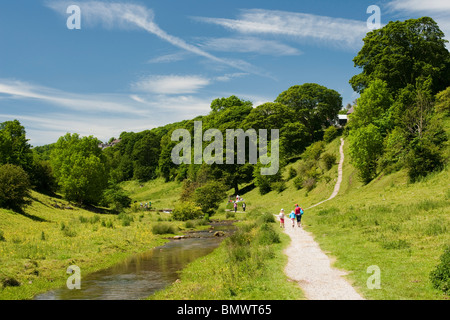 Die Bradford Fluss in Bradford Dale. Der Weg, zum Wandern, ist wie Kalkstein Weise bekannt und wird in der Nähe von Youlgrave, Peak District, Derbyshire, England, GB. Stockfoto