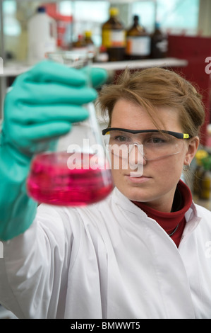 Azubi-Laborantin bei Evonik, Marl, Deutschland Stockfoto