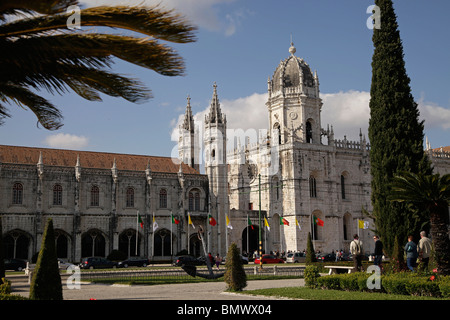 Garten vor Jeronimos Kloster Mosteiro Dos Jerominos in Belem, Lissabon, Portugal, Europa Stockfoto