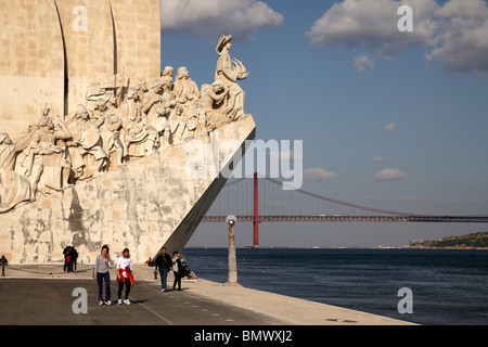 Denkmal der Entdeckungen Padrão Dos Descobrimentos und die Brücke Ponte 25 de Abril in Belem, Lissabon, Portugal, Europa Stockfoto