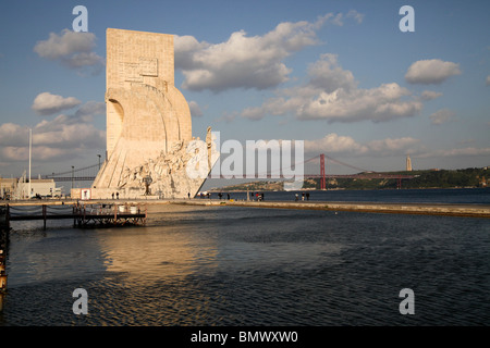 Denkmal der Entdeckungen Padrão Dos Descobrimentos und die Brücke Ponte 25 de Abril in Belem, Lissabon, Portugal, Europa Stockfoto