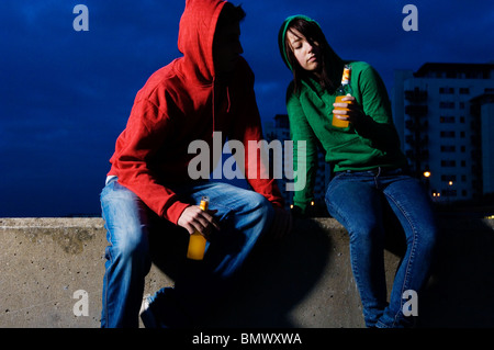 Junge Mann & Frau trinken Stockfoto