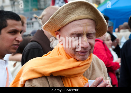 Moment der Ruhe an der Hare-Krishna-Chariot-Festival, Trafalgar Square, London, 20. Juni 2010, Großbritannien Stockfoto