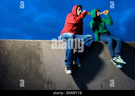 Junge Mann & Frau trinken Stockfoto