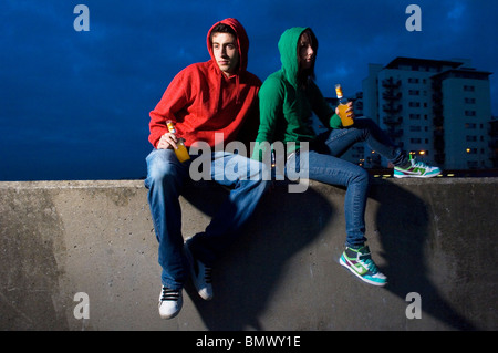 Junge Mann & Frau trinken Stockfoto