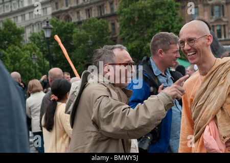 Treffen mit Freunden bei Hare Krishna Chariot Festival, Trafalgar Square, London, 20. Juni 2010, UK Stockfoto