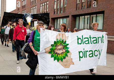 Banner protestieren über BP Öl-Politik im Irak, London während anti-Öl-Firmen-event Stockfoto